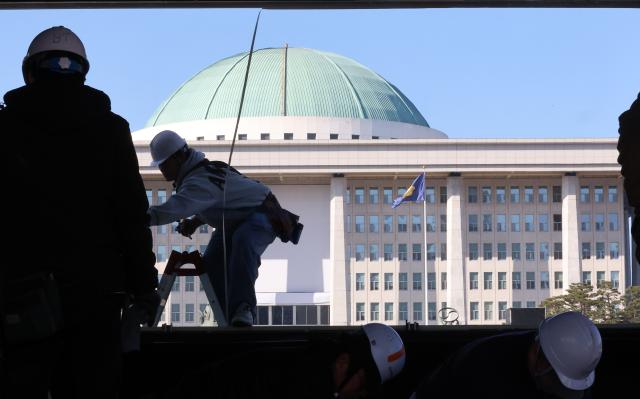 12·3 비상계엄 사태 1년을 앞둔 12월 1일 서울 여의도 국회에 방송사들의 중계 부스가 설치되고 있다 사진연합뉴스