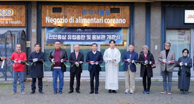 전춘성 진안군수왼쪽 다섯 번째 강광배 케이샷 대표왼쪽 세 번째 등이 현지시각 8일 이탈리아 파도바에서 진안홍삼 홍보관 개장식을 진행하고 있다사진진안군