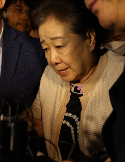 김건희·한학자 통일교 집단입당 첫 재판, 내년 초로 연기