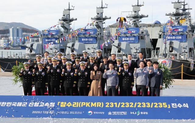 2025년 12월 8일 부산 영도구 HJ중공업 영도조선소에서 해군 신형 속정PKMR Batch-Ⅱ 참수리-231·232·233·235호정’14번함의 통합 진수식이 열리고 있다 Yonhap