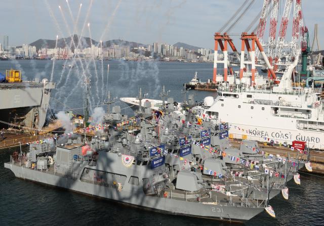 2025년 12월 8일 부산 영도구 HJ중공업 영도조선소에서 해군 신형 속정PKMR Batch-Ⅱ 참수리-231·232·233·235호정’14번함의 통합 진수식이 열리고 있다 Yonhap