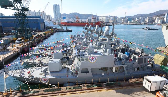 2025년 12월 8일 부산 영도구 HJ중공업 영도조선소에서 해군 신형 속정PKMR Batch-Ⅱ 참수리-231·232·233·235호정’14번함의 통합 진수식이 열리고 있다 Yonhap