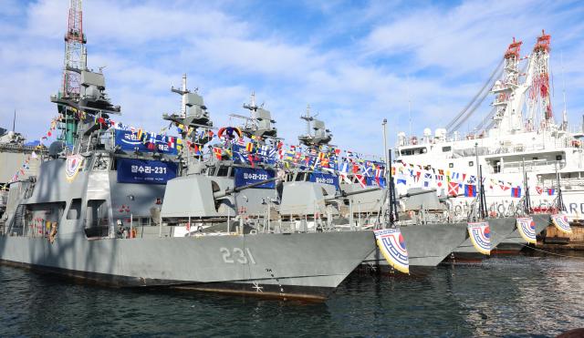 2025년 12월 8일 부산 영도구 HJ중공업 영도조선소에서 해군 신형 속정PKMR Batch-Ⅱ 참수리-231·232·233·235호정’14번함의 통합 진수식이 열리고 있다 Yonhap