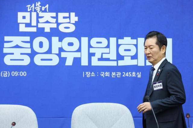 정청래 더불어민주당 대표가 지난 5일 국회에서 열린 제3차 중앙위원회 회의에 입장하고 있다 사진연합뉴스