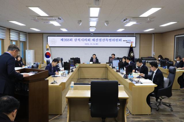 삼척시의회 예산결산특별위원회이하 예결특위가 지난 12월 9일 제7차 회의를 개최하고 있다 사진삼척시의회