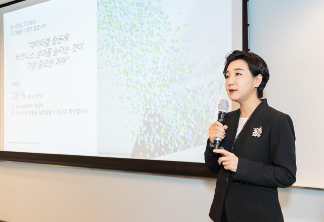 이수정 한국IBM 사장은 서울 여의도 한국IBM 사무실에서 개최한 기자간담회에서 발표하고 있다 사진한국IBM