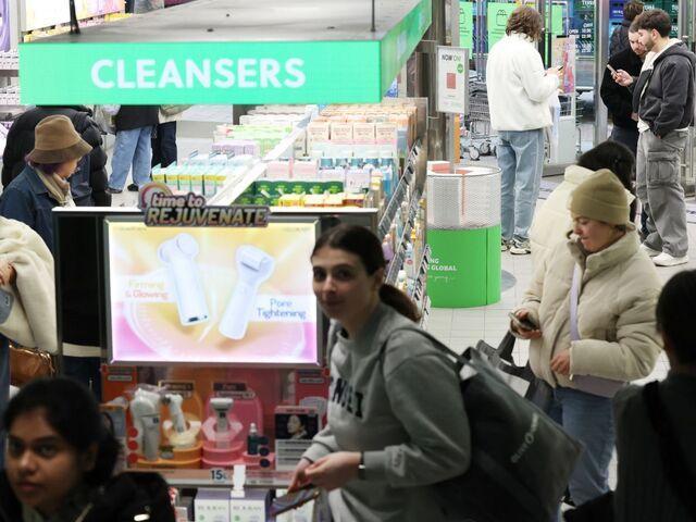 Người nước ngoài đang lựa chọn mỹ phẩm tại một cửa hàng Olive Young ở Seoul vào ngày 24112025 ẢnhYonhap News