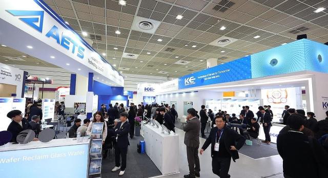 지난 2월 19일 서울 강남구 코엑스에서 열린 국내 최대 규모의 반도체 박람회 세미콘 코리아 2025를 찾은 관람객들이 부스를 살펴보고 있는 모습이다 사진연합뉴스