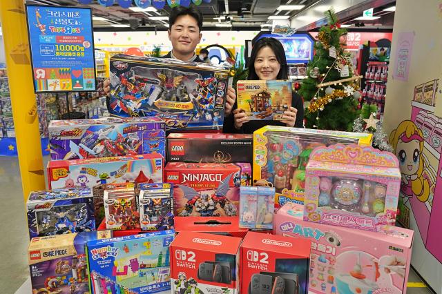 지난 8일 서울시 송파구에 위치한 롯데마트 토이저러스 잠실점에서 완구 할인 행사를 홍보하는 서혜영 롯데마트 토이저러스 MD왼쪽와 권대화 담당자의 모습사진롯데마트