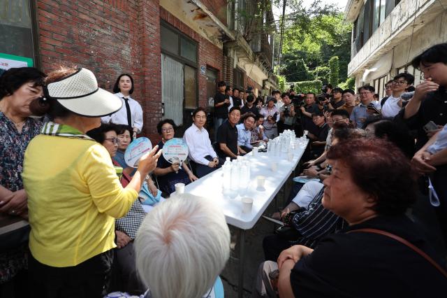 오세훈 서울시장이 19일 서울 서대문구 현저동 모아타운을 방문해 주민간담회를 가지고 있다  사진은 기사 내용과 관계 없음 2025819 사진연합뉴스