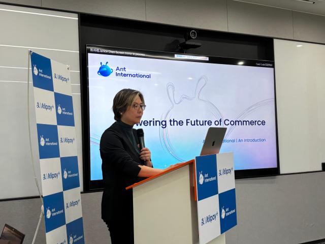 웨이샤오 쟝Weixiao Jiang 알리페이플러스 북아시아·북아메리카 총괄이 9일 열린 미디어 라운드 테이블에서 발표를 하고 있다 사진정윤영 기자