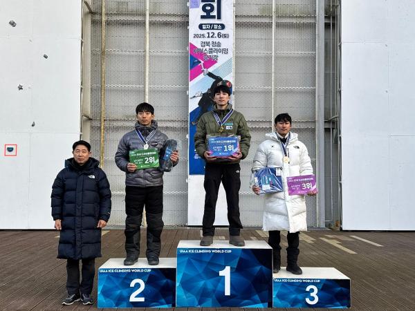 영원아웃도어의 노스페이스 애슬리트팀 소속 이영건 선수(왼쪽에서 3번째)가 지난 6일 경북 청송에서 개최된 ‘2025 전국 드라이툴링대회’에서 우승한 후 기념 촬영을 하고 있다. [사진=영원아웃도어]