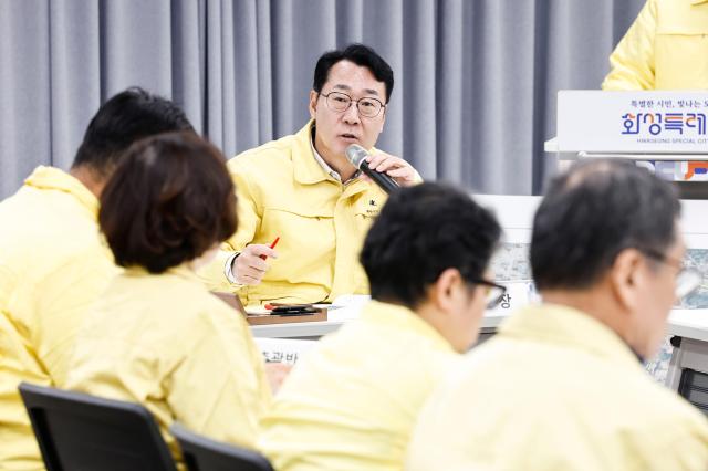 정명근 화성특례시장이 동탄숲 생태터널 관련 재난안전대책본부 회의에서 지시사항을 전달하고 있다 사진화성시