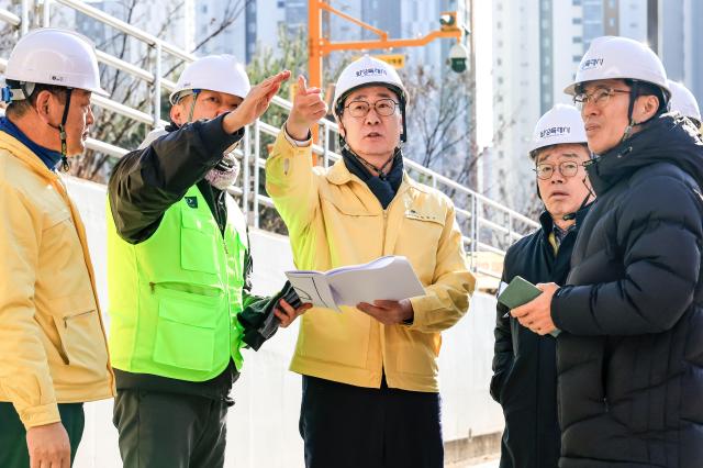 정명근 화성특례시장이 동탄숲 생태터널 현장을 점검하고 있다 사진화성시