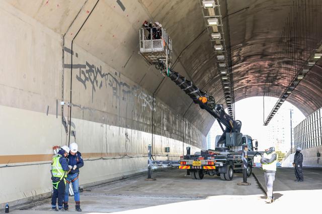 정명근 화성특례시장이 동탄숲 생태터널 긴급안전조치 공사 현장 사진화성시