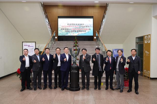 중국 산둥성 라이시시 대표단이 김해시를 방문해 기념촬영을 하고 있다사진김해시