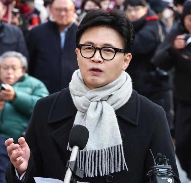 한동훈 국민의힘 전 대표가 지난 3일 서울 여의도 국회도서관 앞 쪽문에서 12ㆍ3 비상계엄 1주년 관련 기자회견을 하고 있다 사진연합뉴스 