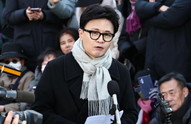 한동훈 국민의힘 전 대표가 지난 3일 서울 여의도 국회도서관 앞 쪽문에서 12ㆍ3 비상계엄 1주년 관련 기자회견을 하고 있다 사진연합뉴스