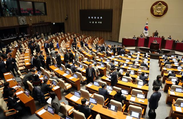 9일 국회 본회의에서 국민의힘 나경원 의원이 가맹사업거래의 공정화에 관한 법률 일부개정법률안에 대해 무제한 토론하는 가운데 민주당 의원들이 회의장을 빠져나가고 있다사진연합뉴스