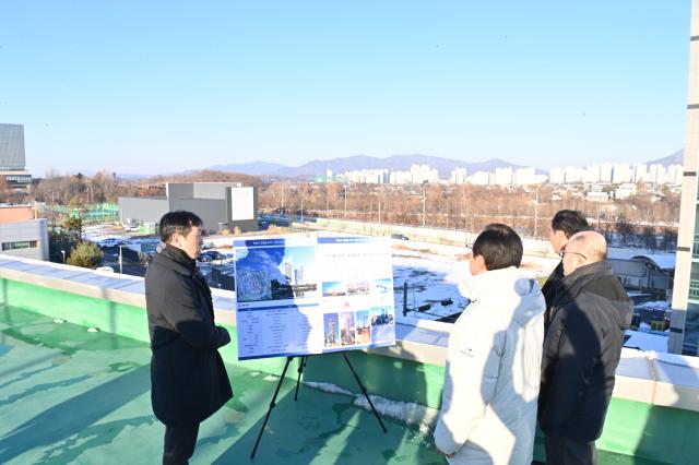 이현재 하남시장왼쪽 두 번째이 미사강변도시 5성급 호텔 건립을 위한 사전협상 제안과 관련하여 사업제안사 대표 위탁운영 예정사인 파르나스호텔 관계자와 사업 예정 부지에서 현장 점검을 실시하고 있다 사진하남시