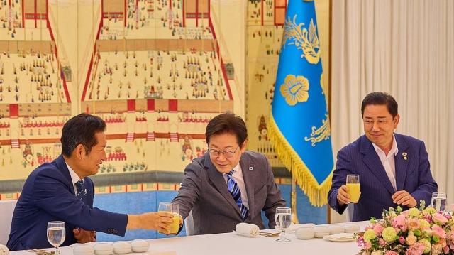 이재명 대통령이 20일 서울 한남동 관저에서 더불어민주당 정청래 대표 김병기 원내대표 등 지도부와 만찬을 하고 있다사진연합뉴스