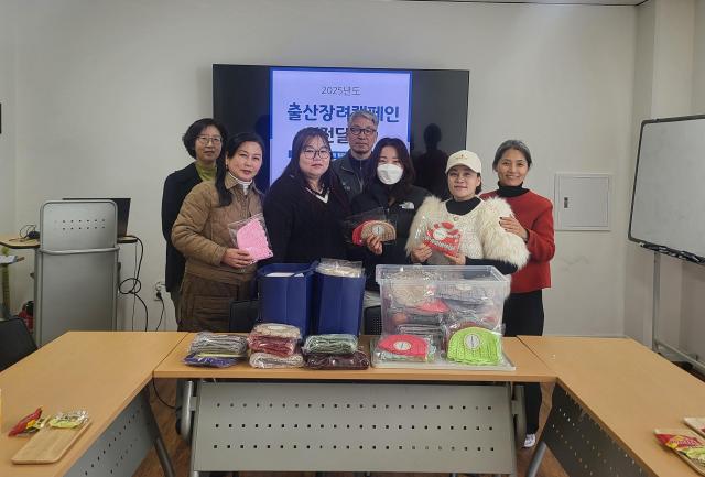 지난 8일 기장군종합사회복지관에서 ‘2025년도 출산장려캠페인’의 일환으로 ‘출산 지원 물품 전달식’이 열렸다사진기장군