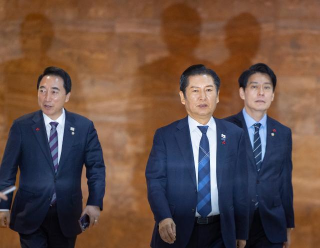 정청래 더불어민주당 대표가운데가 9일 본회의에 앞서 비공개로 열린 민주당 의원총회에 입장하고 있다사진연합뉴스