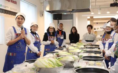 第一夫人出席韩国饮食文化体验活动