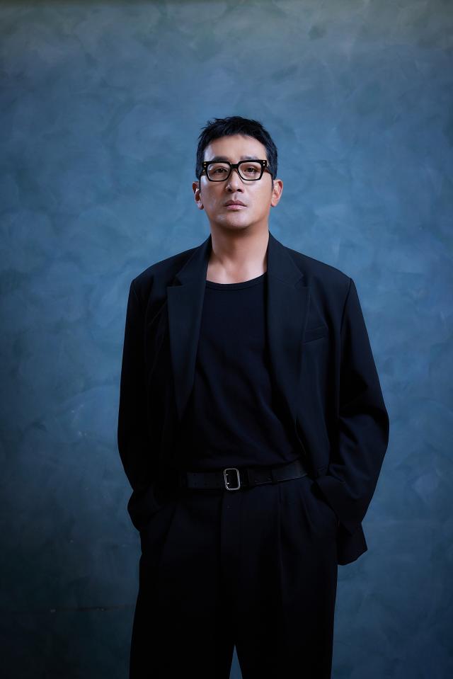 영화 윗집 사람들 연출한 감독 겸 배우 하정우 사진바이포엠스튜디오