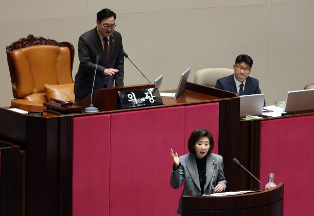 9일 국회 본회의에서 나경원 국민의힘 의원이 가맹사업거래의 공정화에 관한 법률 일부개정법률안에 대해 무제한 토론하는 가운데 우원식 국회의장이 나 의원이 의제와 관련 없는 발언을 한다며 제지하고 있다 사진연합뉴스