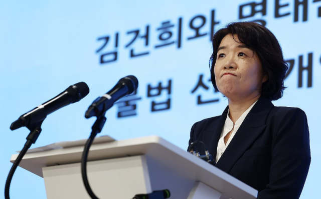 김건희 여사와 관련한 각종 의혹 사건을 수사하는 민중기 특별검사팀의 오정희 특검보가 지난 8월 5일 서울 종로구 KT광화문빌딩 웨스트에서 브리핑을 하고 있다 사진연합뉴스