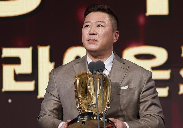 9일 서울 송파구 롯데호텔 월드에서 열린 프로야구 2025 신한 SOL뱅크 골든글러브 시상식에서 지명타자 부문을 수상한 최형우가 소감을 말하고 있다 사진연합뉴스