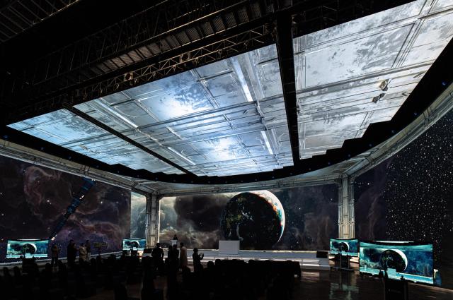 LG전자의 버추얼 프로덕션 전용 고화질 LED 솔루션으로 만든 국내 최대 규모 가상 스튜디오에서 영화 촬영을 위한 가상 배경을 구현하고 있다 사진LG전자