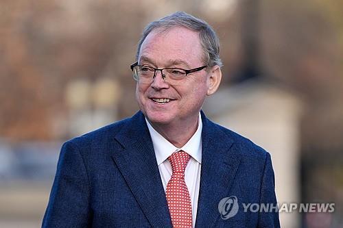  2025년 12월 4일 폭스뉴스 인터뷰를 마친 후 백악관 서관 쪽으로 걸어가는 케빈 해싯 백악관 경제정책 보좌관 겸 국가경제위원회NEC 위원장의 모습사진AP 연합뉴스