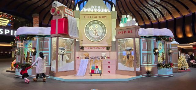 로툰다 앞에 설치된 크리스마스 ‘기프트 팩토리’ 전경 사진기수정 기자