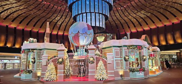 로툰다 앞에 설치된 크리스마스 ‘기프트 팩토리’ 전경 사진기수정 기자