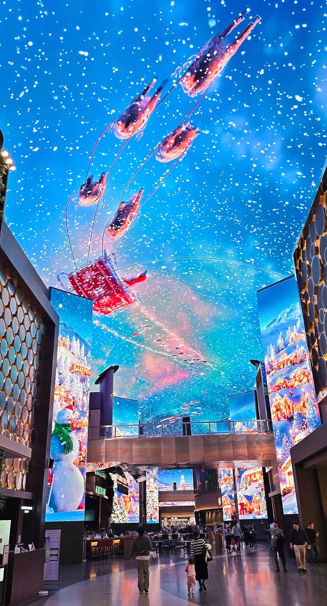  ‘오로라’의 미디어 아트가 겨울 시즌에 맞춰 ‘산타 빌리지’와 ‘오로라 익스프레스’로 변신했다 사진기수정