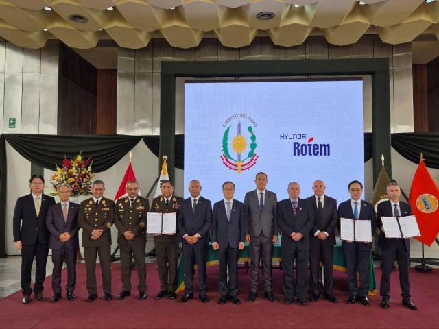 난 9일현지 시간 페루 리마에서 열린 K2 전차 및 K808 차륜형장갑차 공급 총괄합의 체결식에서 참석자들이 기념촬영을 하고 있다 오른쪽부터 호르헤 자파타 페루 조병창 대표 이용배 현대로템 사장 에르네스토 알바레스 페루 국무총리 페르난도 로스피글리오시 페루 국회의장 호세 헤리 페루 대통령 이용철 방위사업청장 세사르 디아스 페루 국방부장관 세사르 브리세뇨 페루 육군 총사령관 오스왈도 까예 따예도 페루 육군 총참모총장 호르헤 아레발로 페루 육군 군수사령관 최종욱 주페루 대한민국 대사 김태곤 방위사업청 국제협력관 

 

 