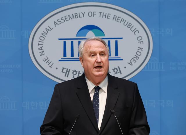 인요한 국민의힘 의원이 10일 국회에서 의원직 사퇴 발표 기자회견을 하고 있다 사진연합뉴스