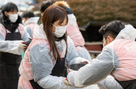 호반그룹, 서초 전원마을서 연탄 나눔 봉사 진행…취약계층 난방 지원 나서