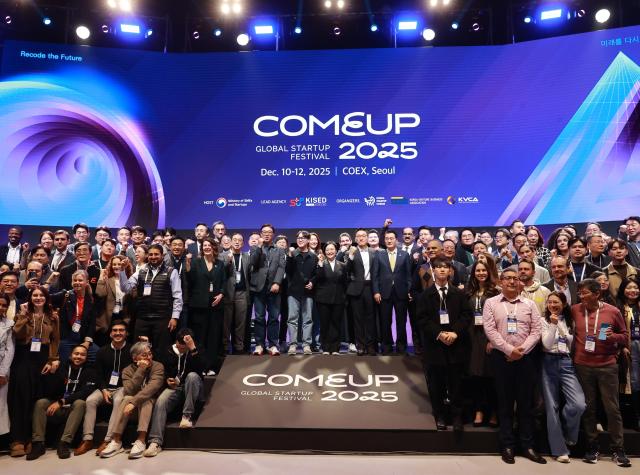 한성숙 중소벤처기업부 장관이 10일 서울 강남구 코엑스에서 열린 컴업COMEUP 2025 개막식에서 참석자들과 기념 촬영을 하고 있다 사진중소벤처기업부

