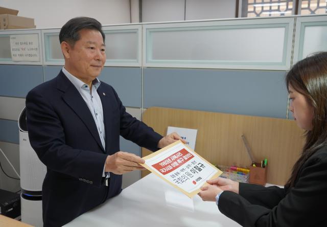 이철규 국회의원이 1980년 정선군 사북읍에서 발생했던 사북사건과 관련 국가의 공식 사과와 피해자 명예회복을 촉구하는 ‘1980년 사북사건 국가사과 이행 촉구 결의안’을 지난 9일 대표 발의했다 사진이철규 의원 사무실