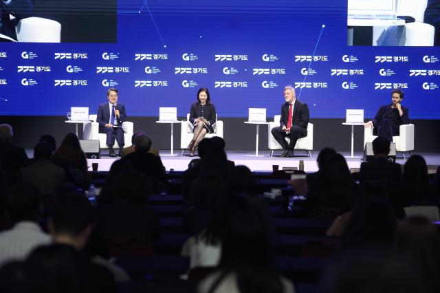 10일 오전 킨텍스 제2전시장에서 열린 2025 경기국제포럼에서 김동연 경기도지사가 대전환 시대 새로운 포용적 사회 설계 개막대담의 좌장을 맡아 대담을 주재를 하고있다 사진경기도