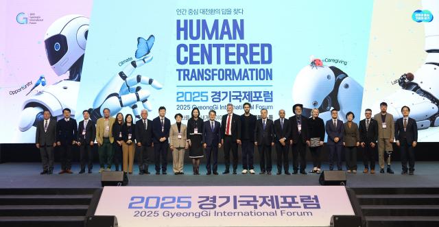 10일 오전 킨텍스 제2전시장에서 열린 2025 경기국제포럼에서 김동연 경기도지사가 개막대담을 마치고 주요 참석자들과 기념촬영을 하고있다 사진경기도
