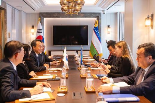 진옥동 신한금융 회장, 우즈벡 사절단과 금융협력 논의