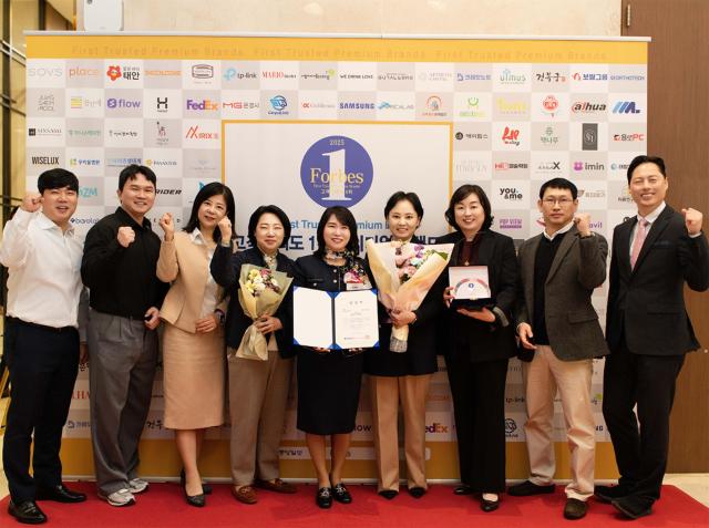 본푸드서비스 임미화 대표이사(왼쪽 다섯 번째)가 2025 고객신뢰도 1위 프리미엄 브랜드 급식서비스 부문 1위 수상 후 기념 사진을 촬영하고 있다. [사진=본우리집밥 제공]