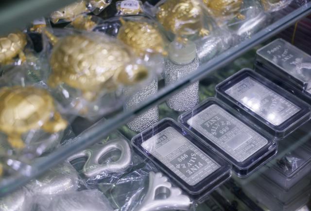 1일 종로구의 귀금속 전문점에 은 제품이 진열돼 있다 사진연합뉴스