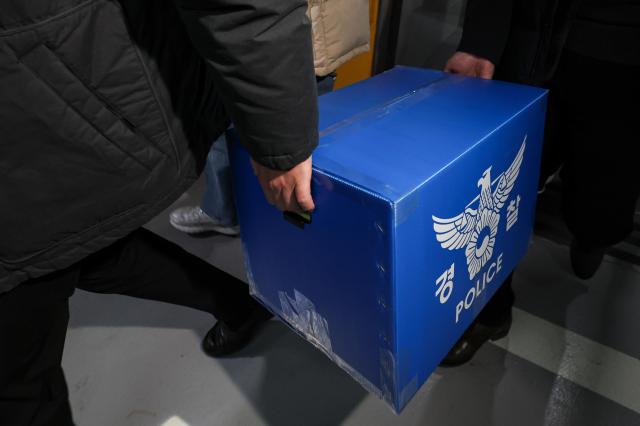 9일 서울 송파구 쿠팡 본사에서 압수수색을 마친 경찰 관계자들이 상자를 들고 이동하고 있다사진연합뉴스