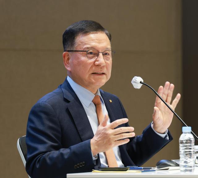 김종화 한국은행 금융통화위원이 10일 오전 서울시 중구 한국은행에서 열린 기자간담회에서 발언하고 있다