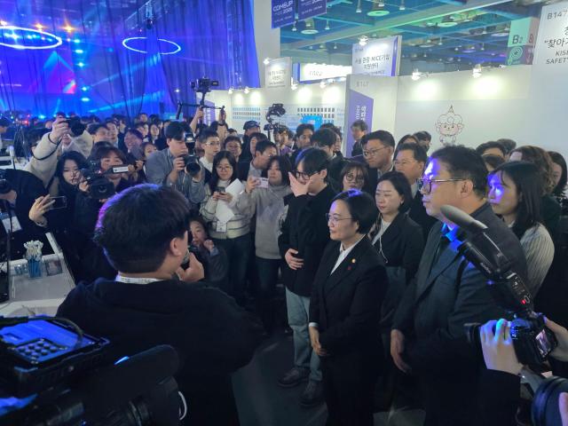 한성숙 중소벤처기업부 장관이 10일 서울 코엑스 컴업2025에서 스타트업 부스를 둘러보고 있다 사진정연우 기자